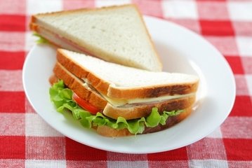 自制三明治，做法簡(jiǎn)單的營(yíng)養(yǎng)早餐，早上你想來一份嗎