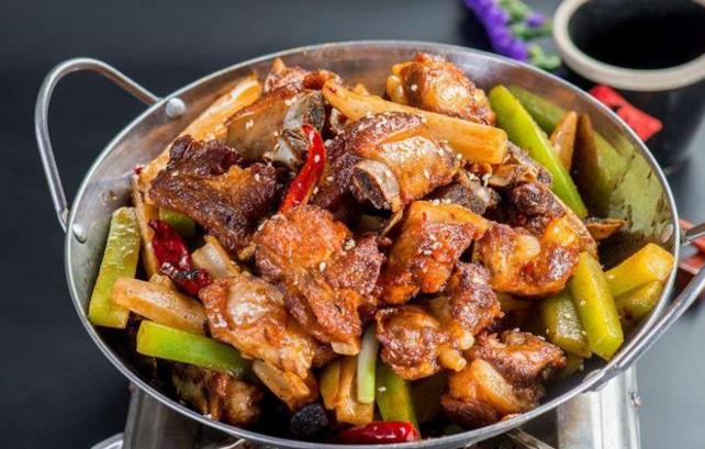 “干鍋排骨”的家常做法,做法簡單,口感麻辣鮮香 “干鍋排骨”的家常做法,做法簡單,口感麻辣鮮香