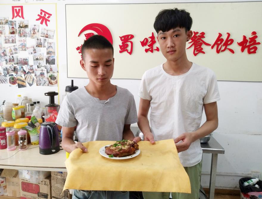 學(xué)員學(xué)燒烤 學(xué)員學(xué)燒烤